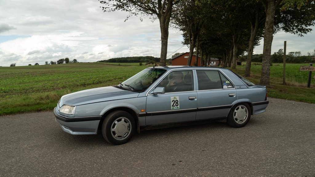 Touring-klassens vindere, ægteparret Maria og Birch Johannesen stillede atter op deres sjældne Renault 25, og tog for anden gang i år de største pokaler med hjem til Græsted. De ses her runde et sving i landsbyen Borlev ved Egtved.
(Foto: Viggo Johansen, rallypics.dk)